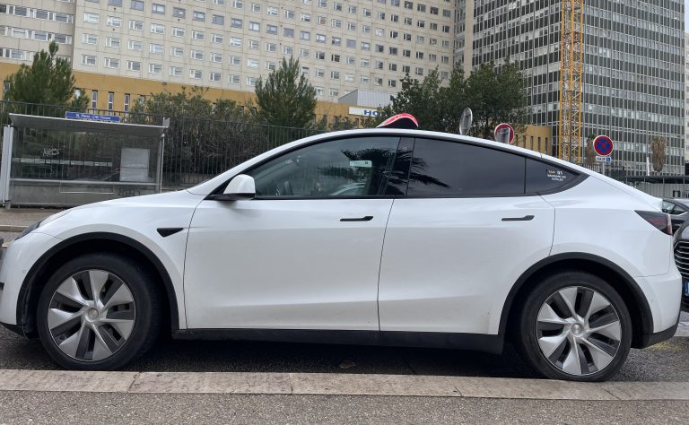 Taxi Maussane vous accompagne en Tesla